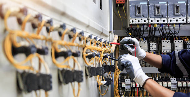 Professional Electrician technician working in Hewitt, TX